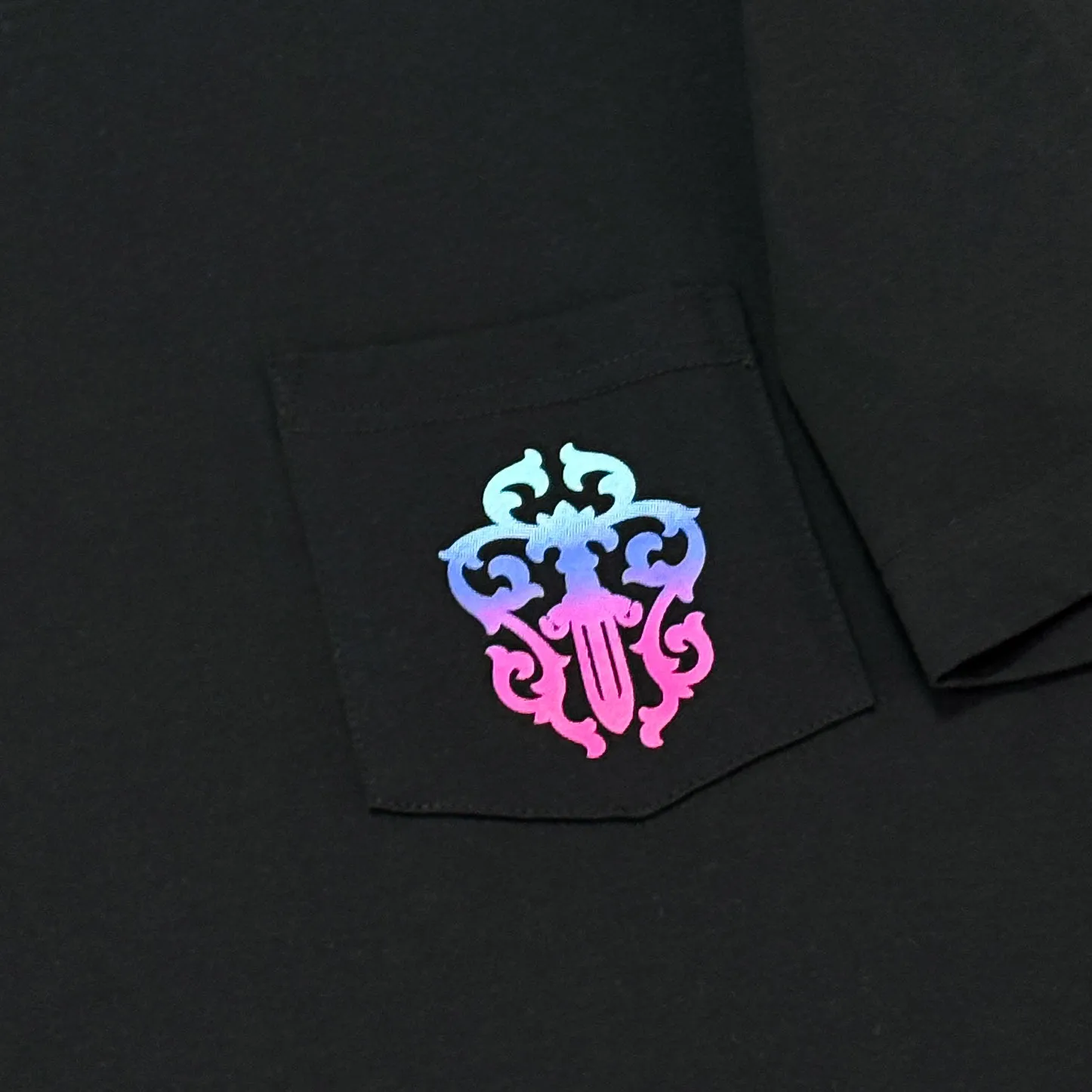 P180 Chrome Hearts Chrome Hearts 25 high version. The fabric is made of 300 grams of high-density pure cotton. It does not deform or shrink. It has three labels. It is the same style for men and women. Technology: digital direct-injection printing. Color: white, black. SIZE: S-XL.